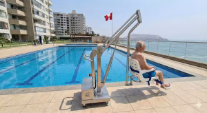 hombre mayor en silla para piscina